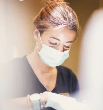 One-on-one heroin addiction counselling session