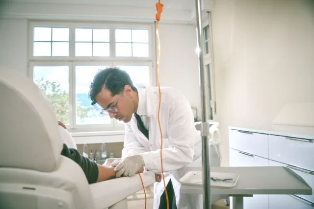 Medical team providing personalised hydrocodone detox support