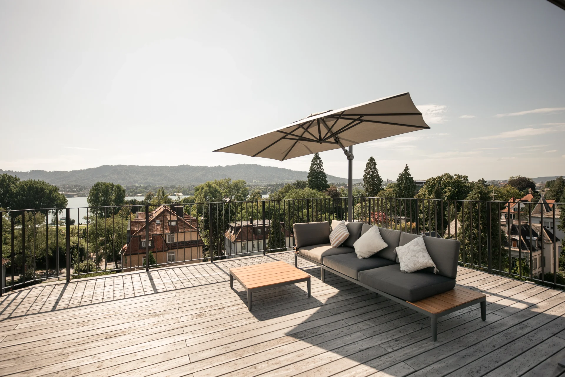 Outdoor seating area at the Serenitas residence